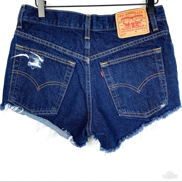 Levi’s Hi-Rise Distressed Darkwash Cut off Shorts Size 31 (Junior 11) EUC - Picture 2 of 4